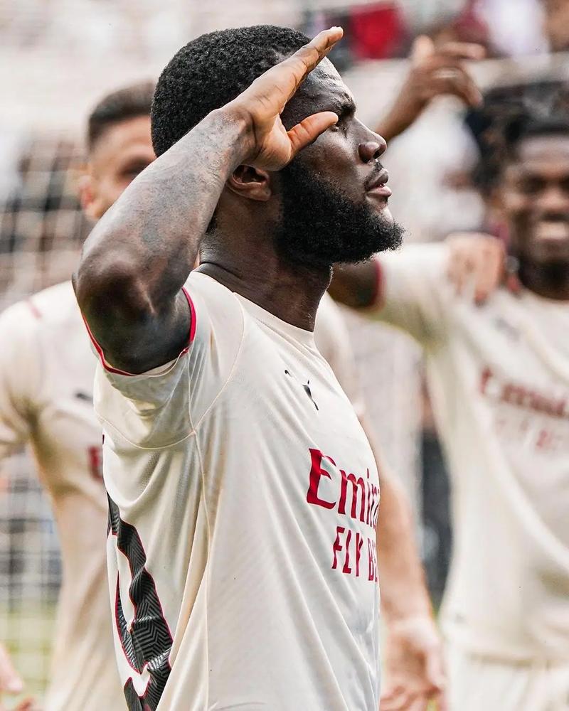 巴甲半场：维尼修斯开场染红，十人塞阿拉暂0-0巴西国际（巴甲半场战报：维尼修斯开场即染红，十人塞阿拉暂与巴西国际互交白卷）