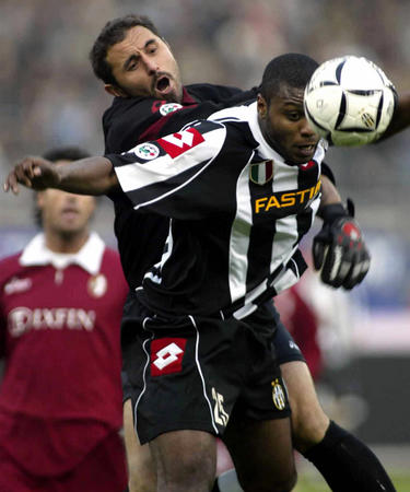 17岁273天，卡尔是拜仁队史德甲单场传射建功最年轻的球员