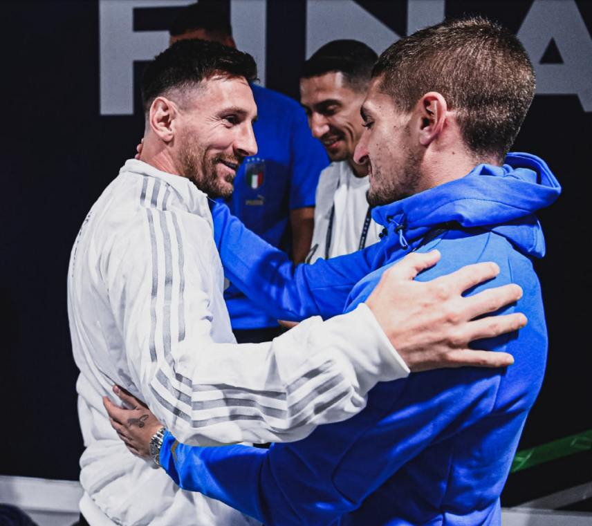 上海海港实现中超三连冠，为中国顶级联赛历史第三队（上海海港斩获中超三连冠，成为中国顶级联赛史上第三支达此成就的球队）