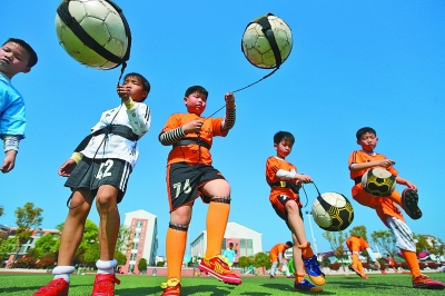 布伦特福德主帅：胡桑诺夫绝对该被罚下，裁判犯了错（布伦特福德主帅：胡桑诺夫理应染红，裁判判罚失误）