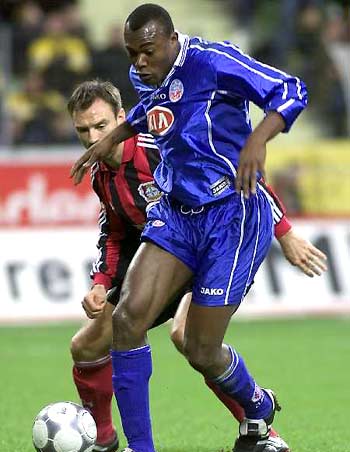 足球摄影的十个抓拍技巧（足球摄影：10个瞬间捕捉要点）