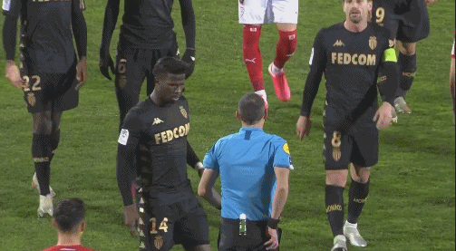 山东男篮激烈对决青岛男篮，裁判控场不足引发热议，球员受伤成焦点。