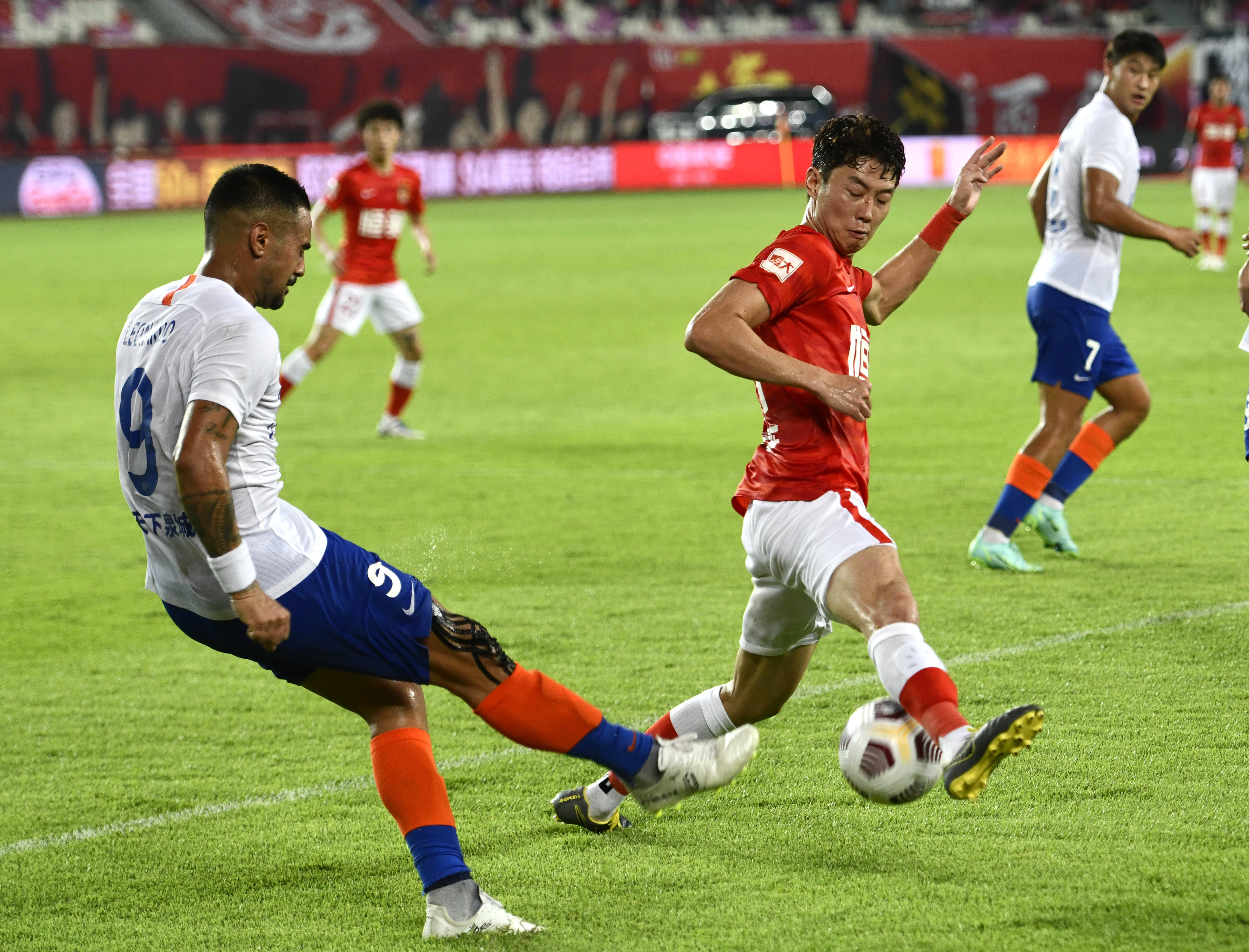 踢球者：拜仁正密切关注格里马尔多，希望其替代格雷罗