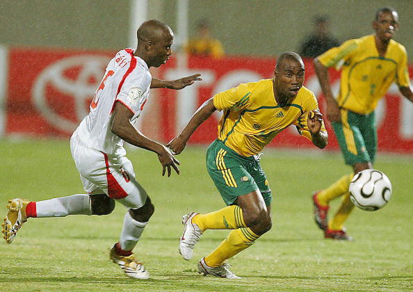 英超日本国脚与战犯照片合影，其俱乐部比赛在中国照常直播引球迷不满，咪咕客服回应